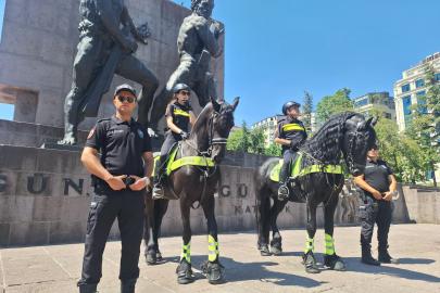 Ankara'da heybetli devriye. Atlı polisler sahada