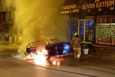 Seyir halindeki otomobil alev alev yandı