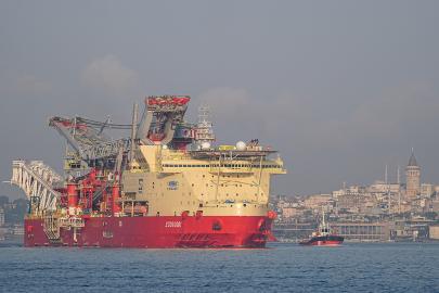 215 metrelik dev gemi İstanbul Boğazı'ndan geçti