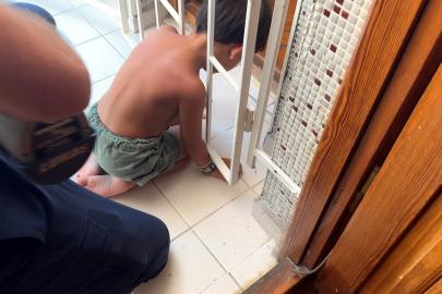 Avcılar’da başı demir kapıya sıkışan çocuğu itfaiye kurtardı
