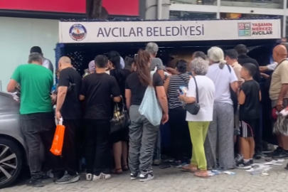 Çöpe atılan cep telefonu kılıfları için sıraya girdiler