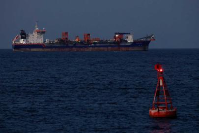 Hürmüz Boğazı'nda mayına çarpan tankerde patlama