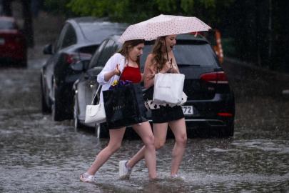 İstanbul'u süper hücre vurdu, bu saate kadar etkili olacak. Su baskınlarına dikkat! 