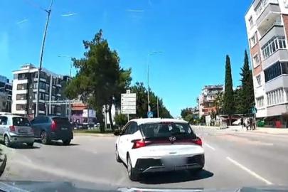 Kontrolsüz şerit değiştiren sürücü kazaya davetiye çıkardı