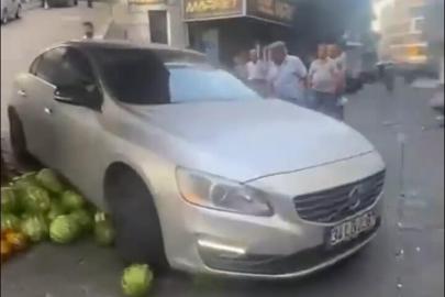 Tartıştığı pazar esnafının sergideki karpuzlarını otomobiliyle ezdi
