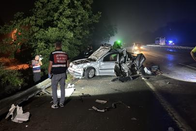 TIR otoyolda arızalanan otomobile çarptı. 1 çocuk öldü, 3 kişi yaralandı