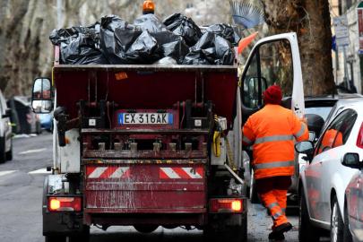 Çöplükte bir gün boyunca aradılar. Servet değerindeki piyango bileti kurtarıldı