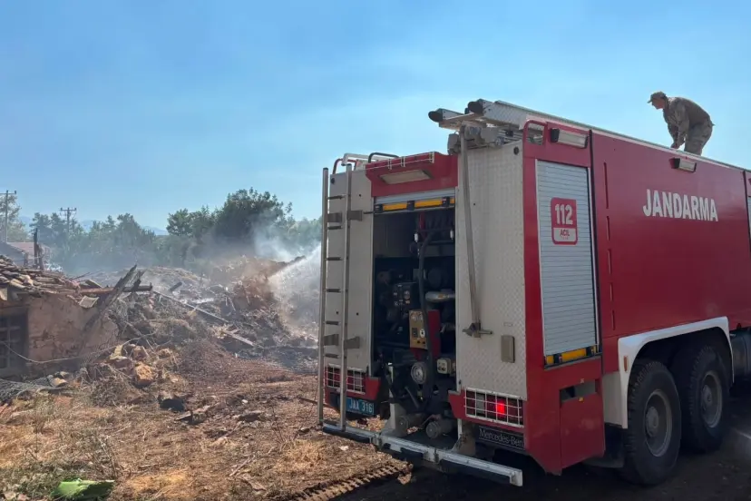 Antalya’da orman yangınlarına jandarmadan yoğun müdahale