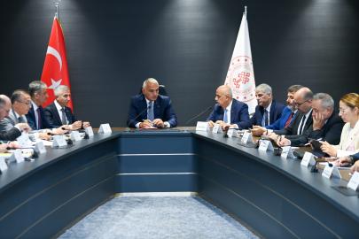 Bakan Ersoy, Kahramanmaraş’ta valiler, belediye başkanları ve milletvekilleriyle görüştü