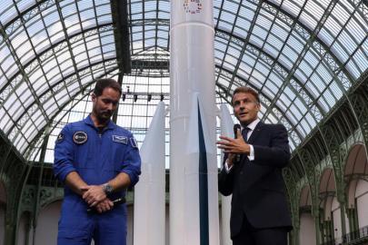 Macron'dan uzayda bağımsızlık çağrısı. "Yolcu mu olacağız, pilot mu?"