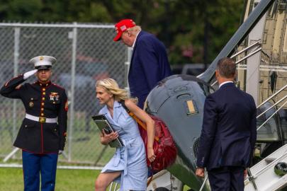 Yanından ayırmıyor. Donald Trump üç isme 45 bin dolar nakit hediye etti